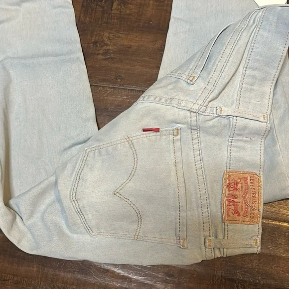 Levi’s 710 Skinny Jeans- Included in 2x$20 jeans bundle deal - Picture 2 of 3